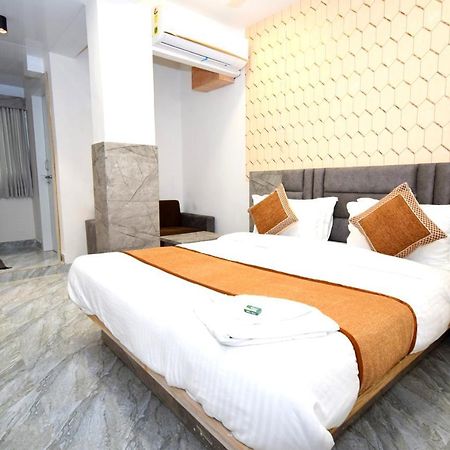 Hotel A1 Vastrapur Ahmedabad Exteriör bild