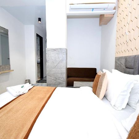 Hotel A1 Vastrapur Ahmedabad Exteriör bild