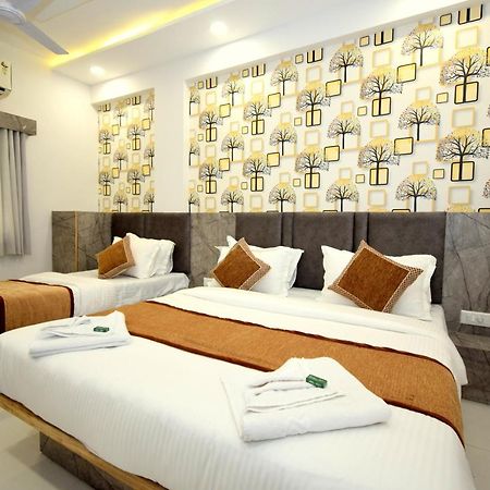 Hotel A1 Vastrapur Ahmedabad Exteriör bild