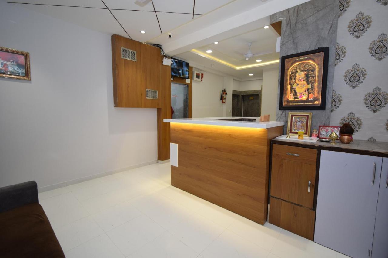 Hotel A1 Vastrapur Ahmedabad Exteriör bild