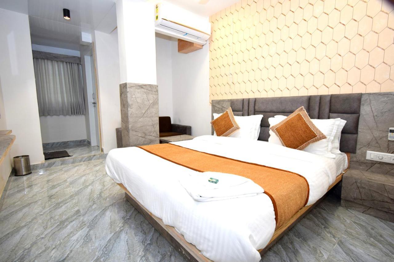 Hotel A1 Vastrapur Ahmedabad Exteriör bild