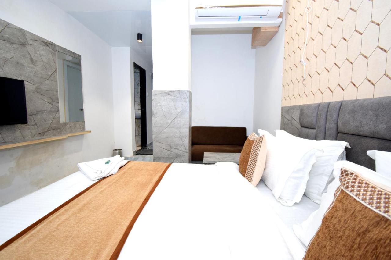 Hotel A1 Vastrapur Ahmedabad Exteriör bild