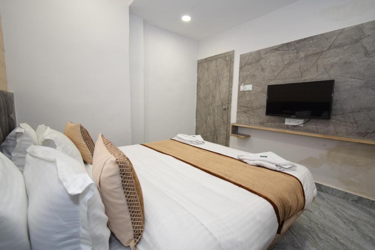 Hotel A1 Vastrapur Ahmedabad Exteriör bild