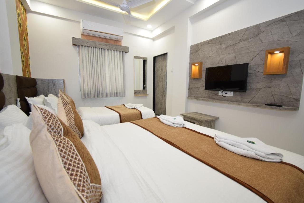 Hotel A1 Vastrapur Ahmedabad Exteriör bild