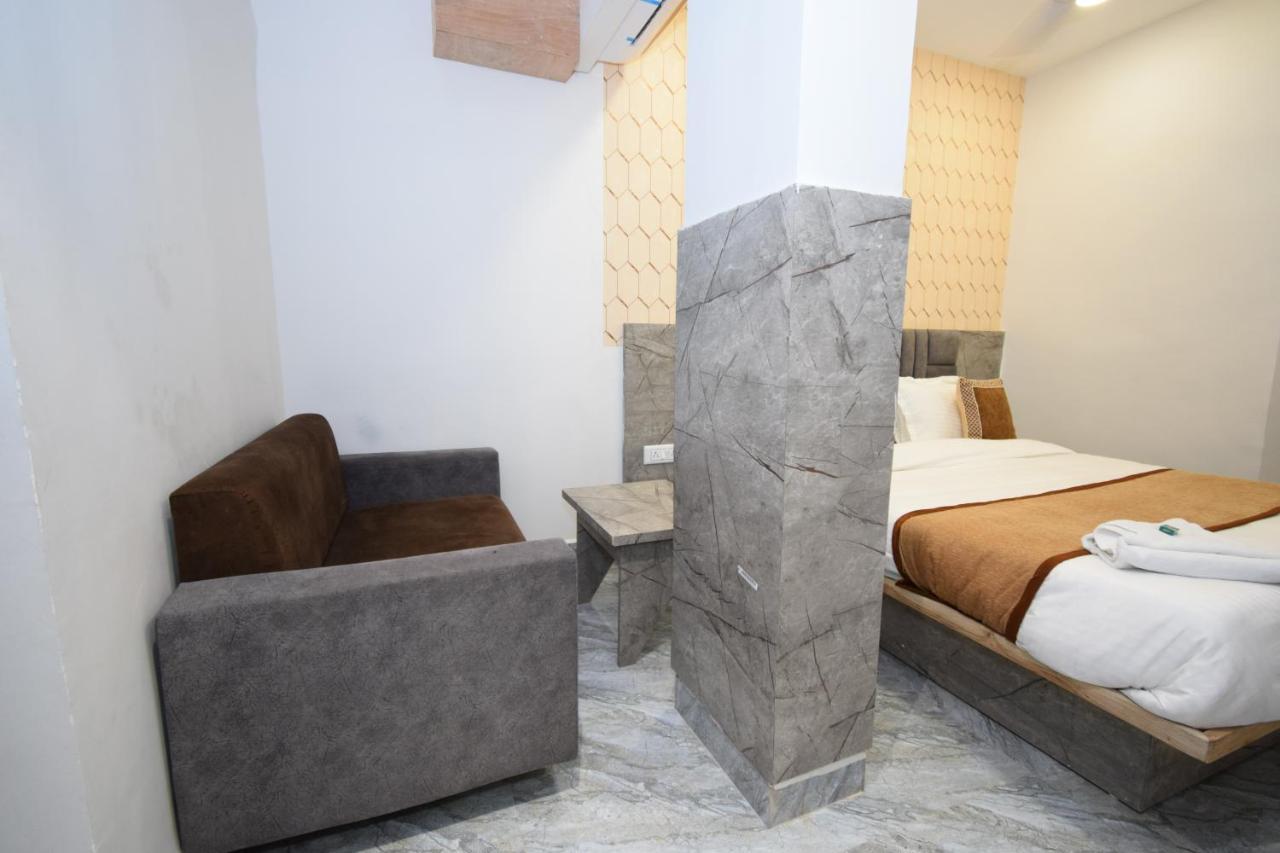 Hotel A1 Vastrapur Ahmedabad Exteriör bild