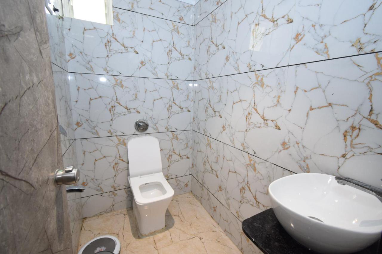 Hotel A1 Vastrapur Ahmedabad Exteriör bild