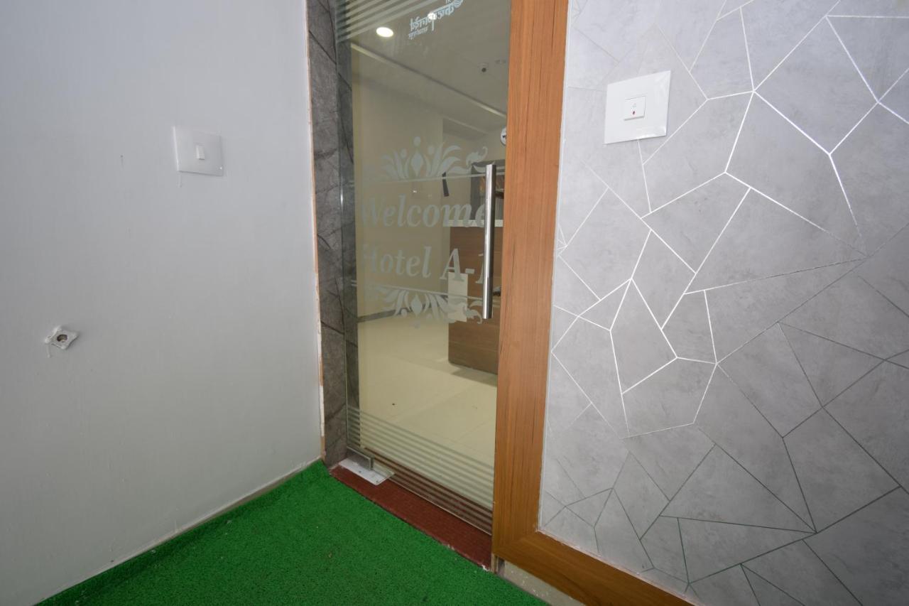 Hotel A1 Vastrapur Ahmedabad Exteriör bild