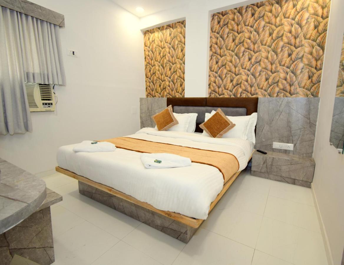 Hotel A1 Vastrapur Ahmedabad Exteriör bild