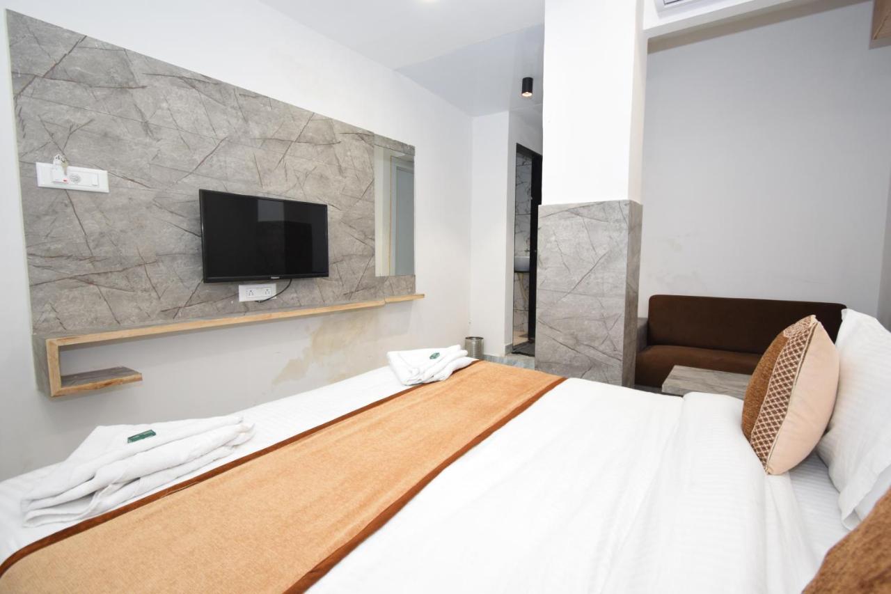 Hotel A1 Vastrapur Ahmedabad Exteriör bild