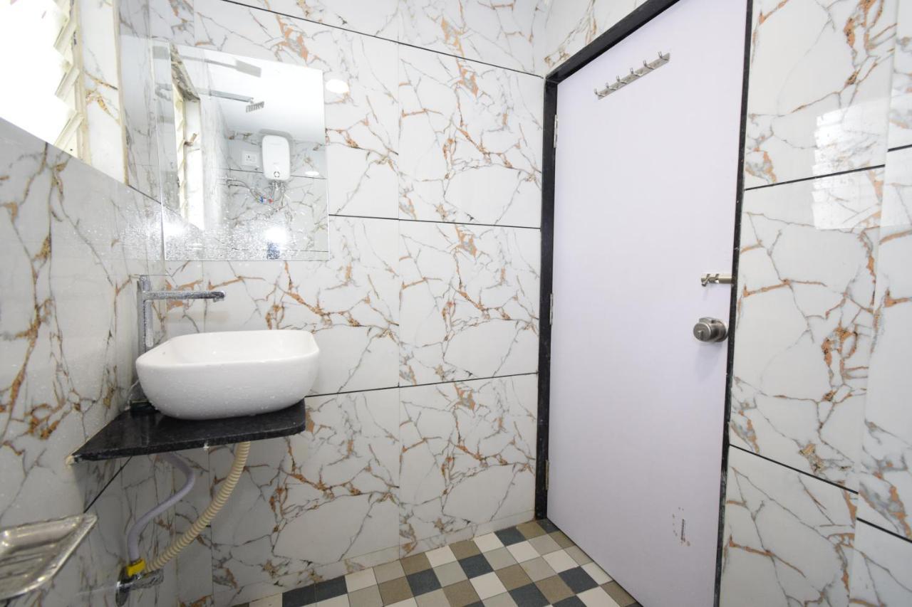 Hotel A1 Vastrapur Ahmedabad Exteriör bild