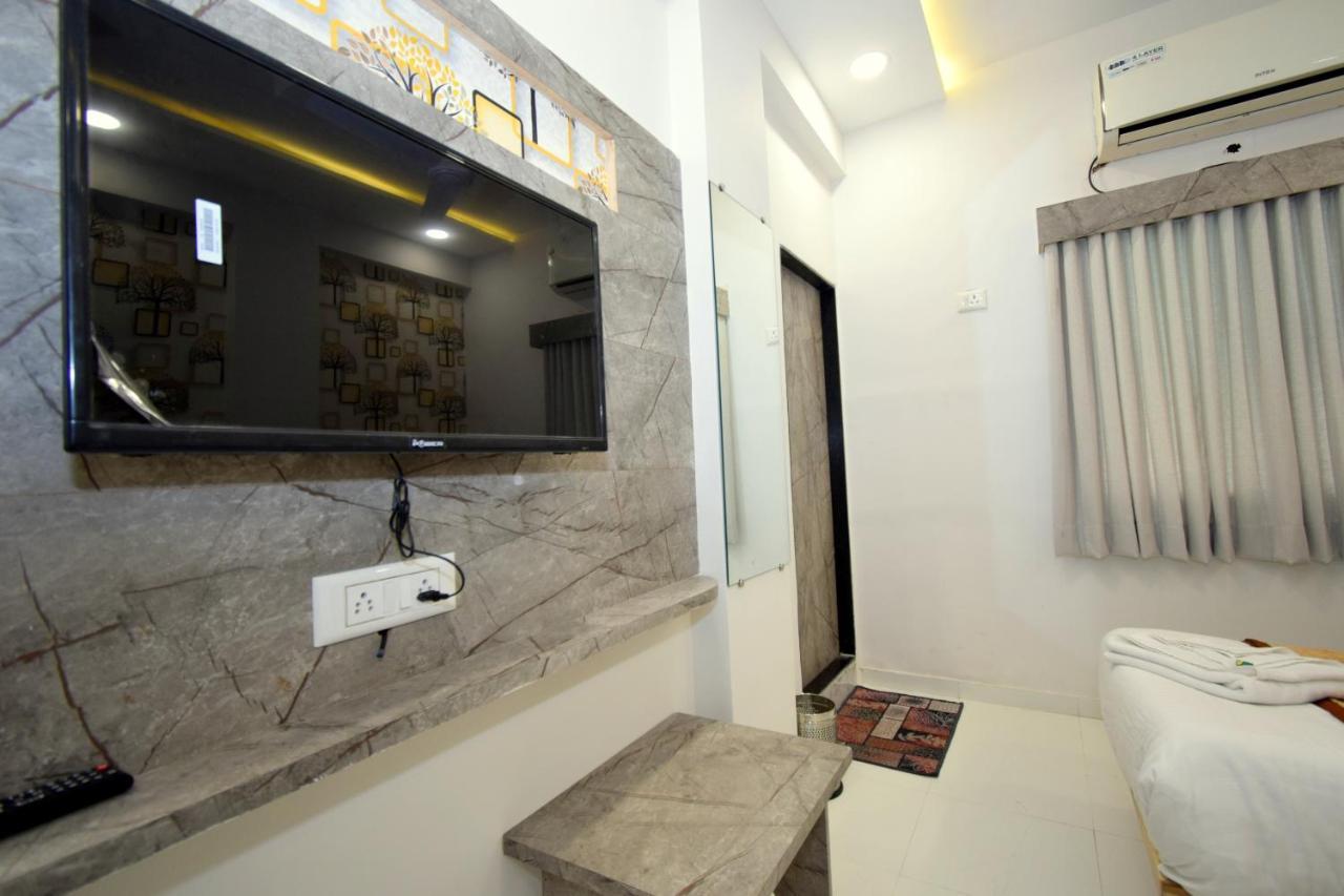 Hotel A1 Vastrapur Ahmedabad Exteriör bild