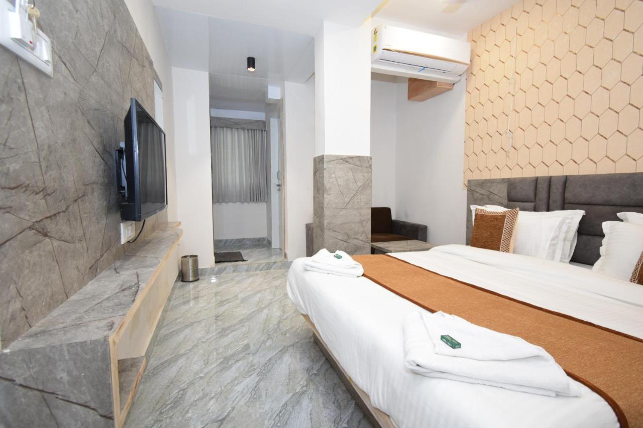 Hotel A1 Vastrapur Ahmedabad Exteriör bild