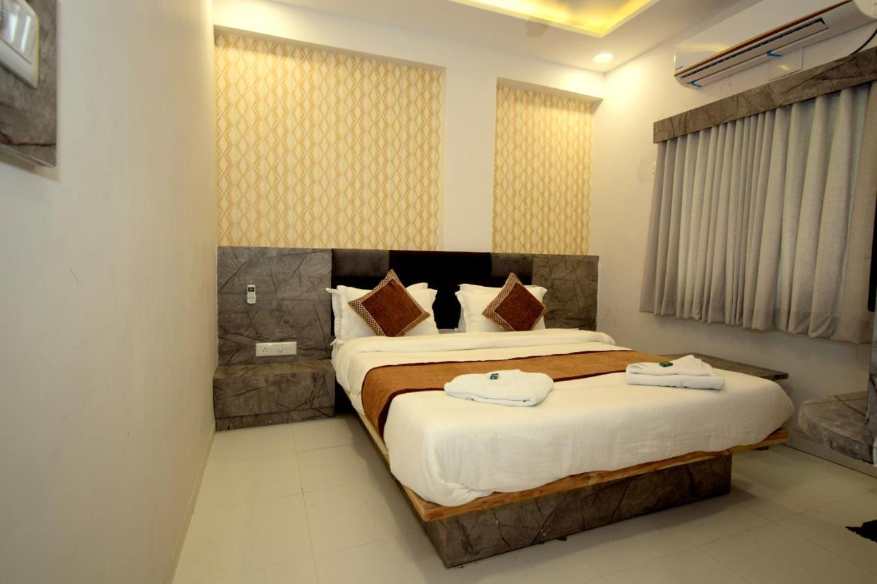 Hotel A1 Vastrapur Ahmedabad Exteriör bild