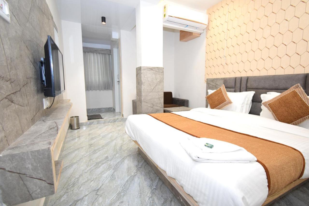 Hotel A1 Vastrapur Ahmedabad Exteriör bild