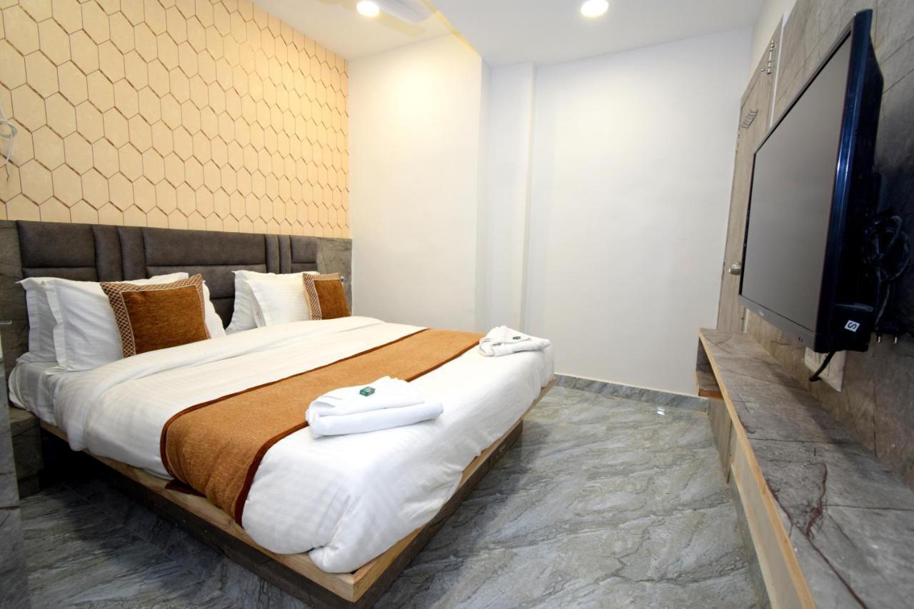 Hotel A1 Vastrapur Ahmedabad Exteriör bild