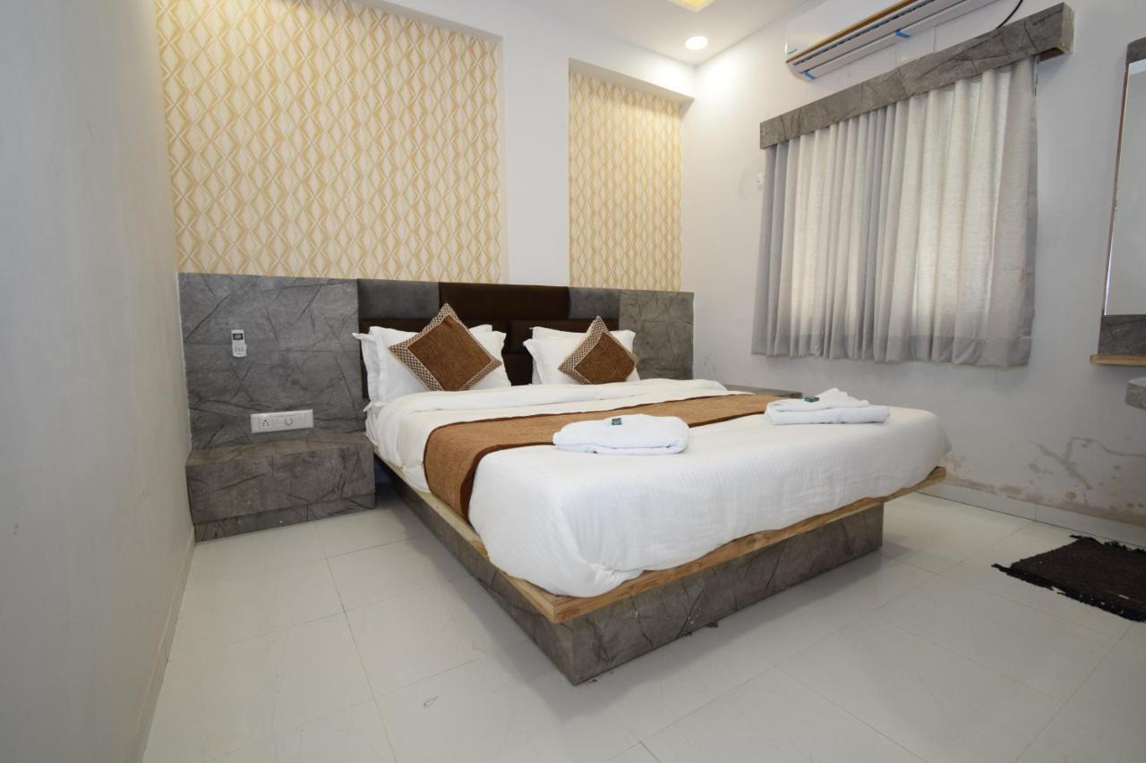 Hotel A1 Vastrapur Ahmedabad Exteriör bild