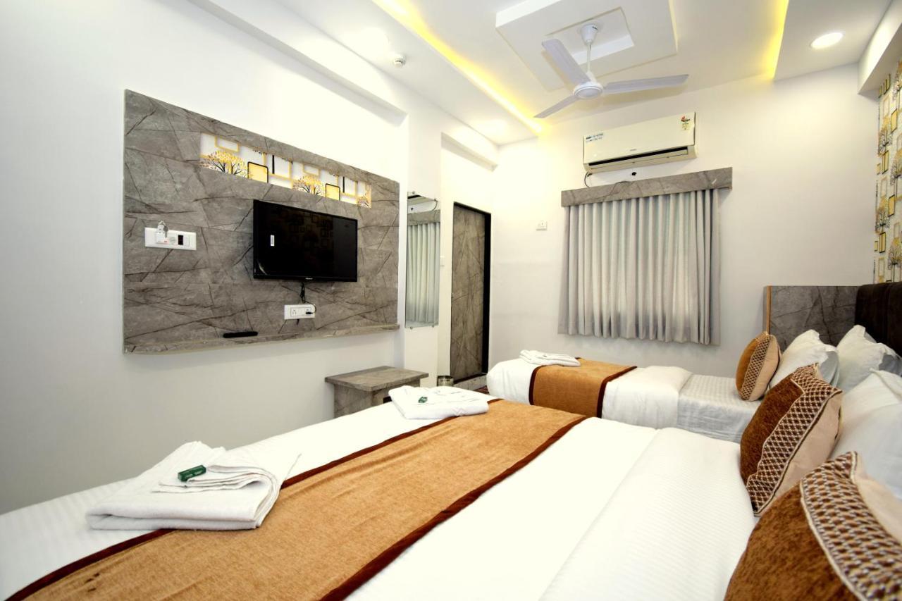 Hotel A1 Vastrapur Ahmedabad Exteriör bild