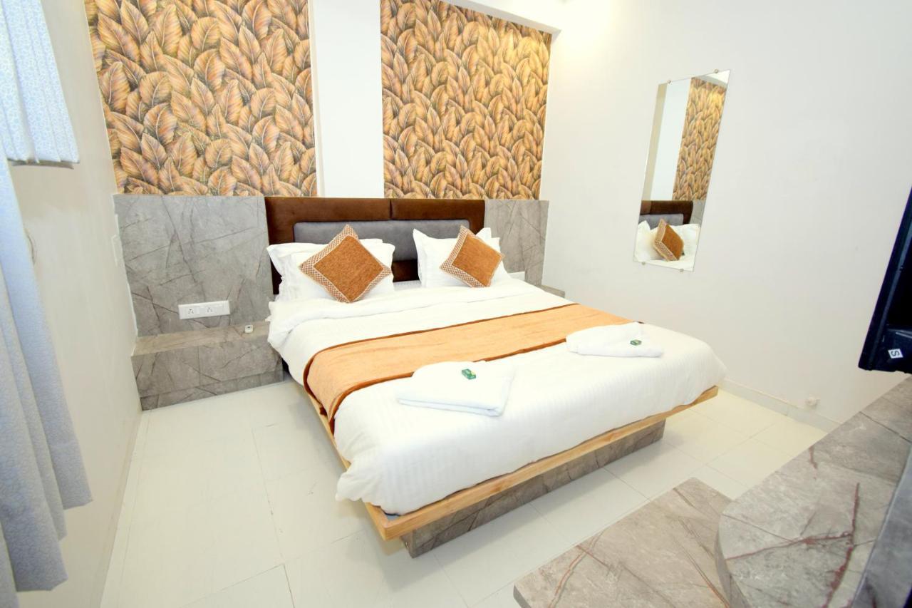 Hotel A1 Vastrapur Ahmedabad Exteriör bild
