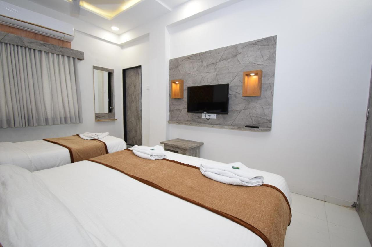 Hotel A1 Vastrapur Ahmedabad Exteriör bild