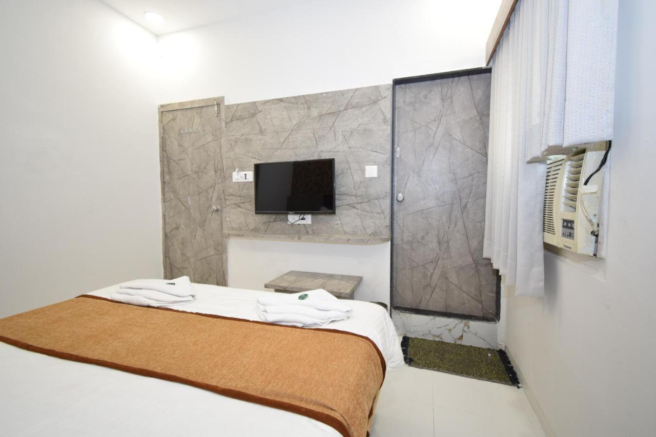 Hotel A1 Vastrapur Ahmedabad Exteriör bild