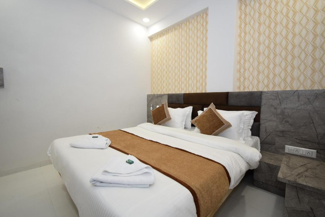 Hotel A1 Vastrapur Ahmedabad Exteriör bild