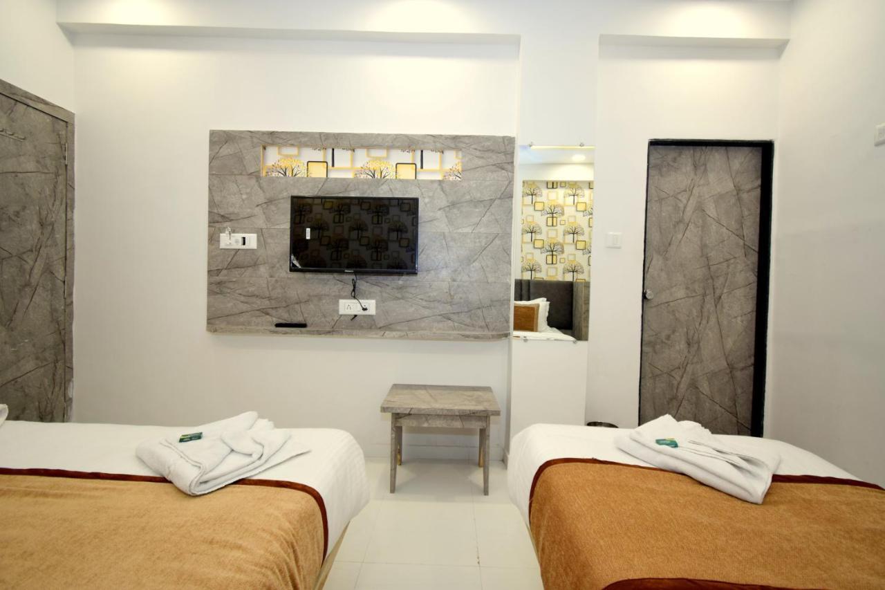 Hotel A1 Vastrapur Ahmedabad Exteriör bild