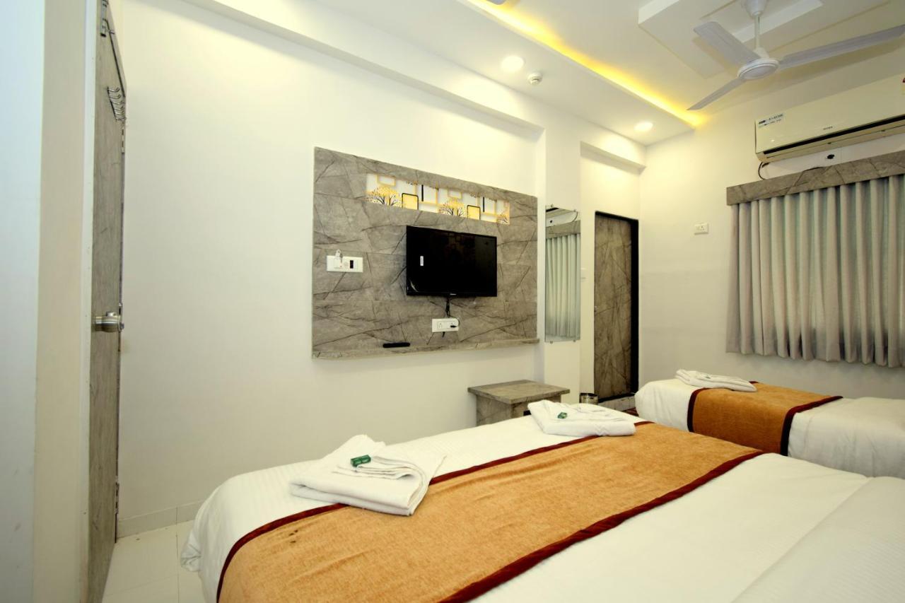 Hotel A1 Vastrapur Ahmedabad Exteriör bild