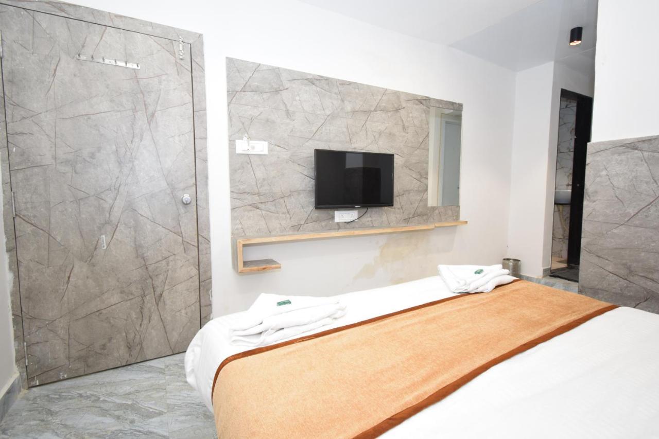 Hotel A1 Vastrapur Ahmedabad Exteriör bild