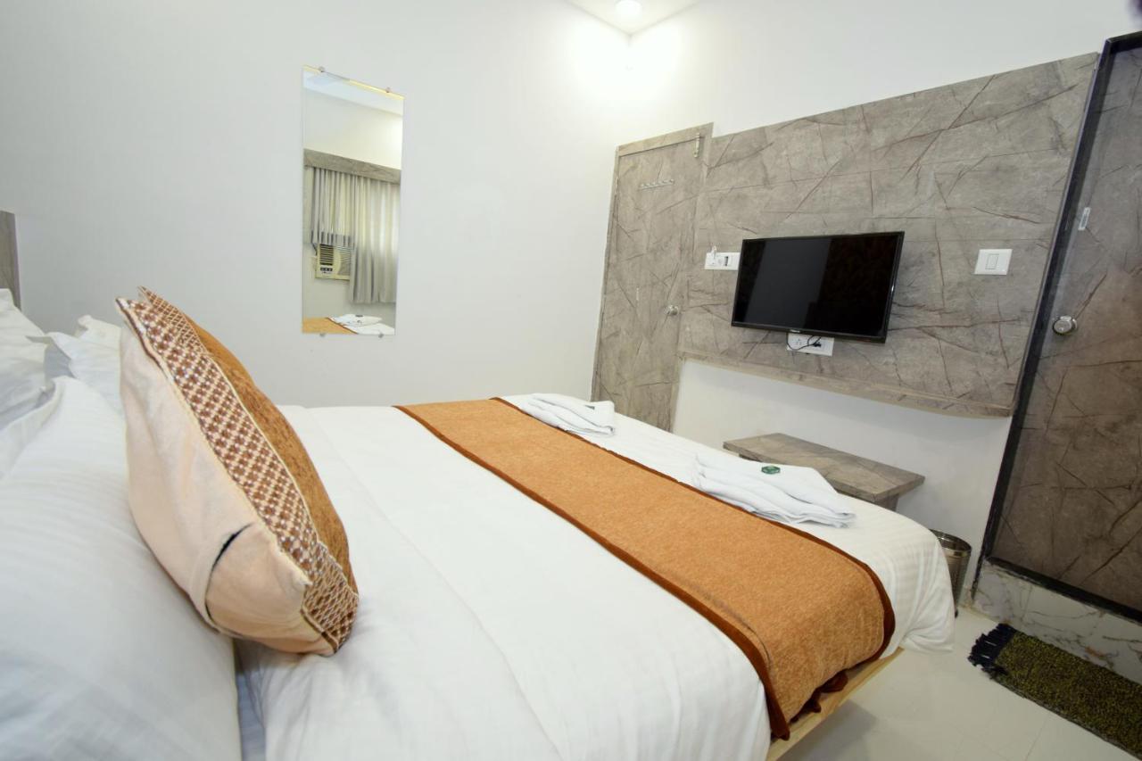 Hotel A1 Vastrapur Ahmedabad Exteriör bild