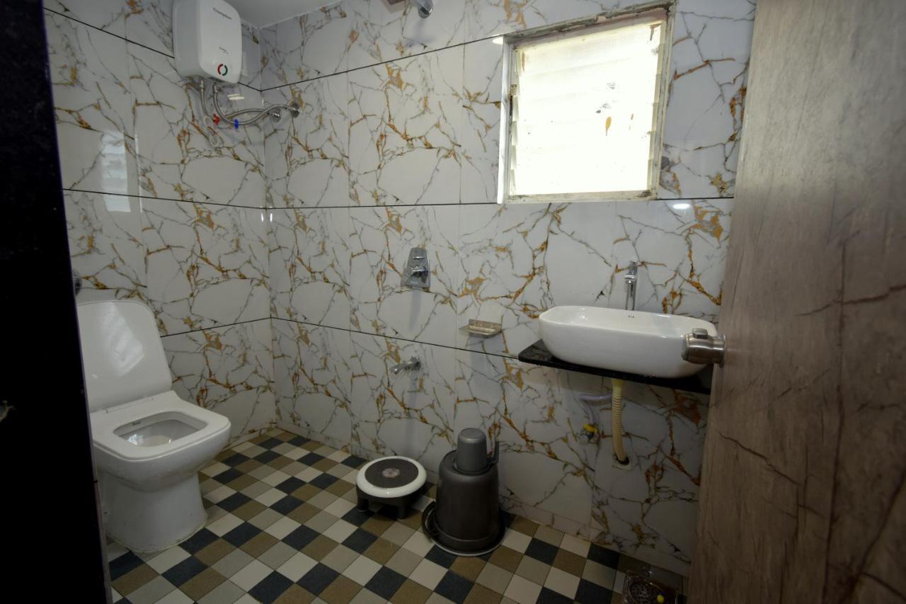 Hotel A1 Vastrapur Ahmedabad Exteriör bild