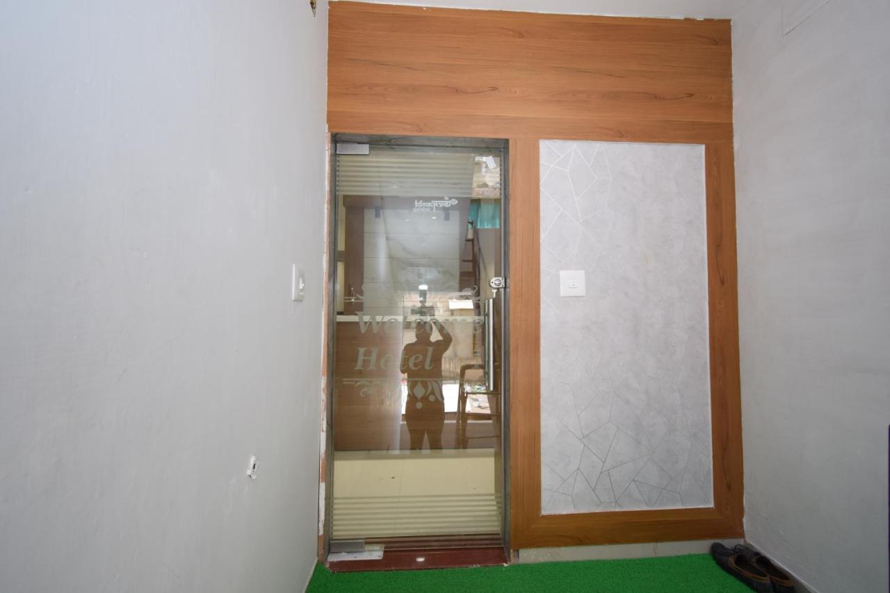 Hotel A1 Vastrapur Ahmedabad Exteriör bild