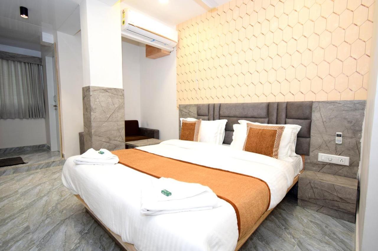 Hotel A1 Vastrapur Ahmedabad Exteriör bild