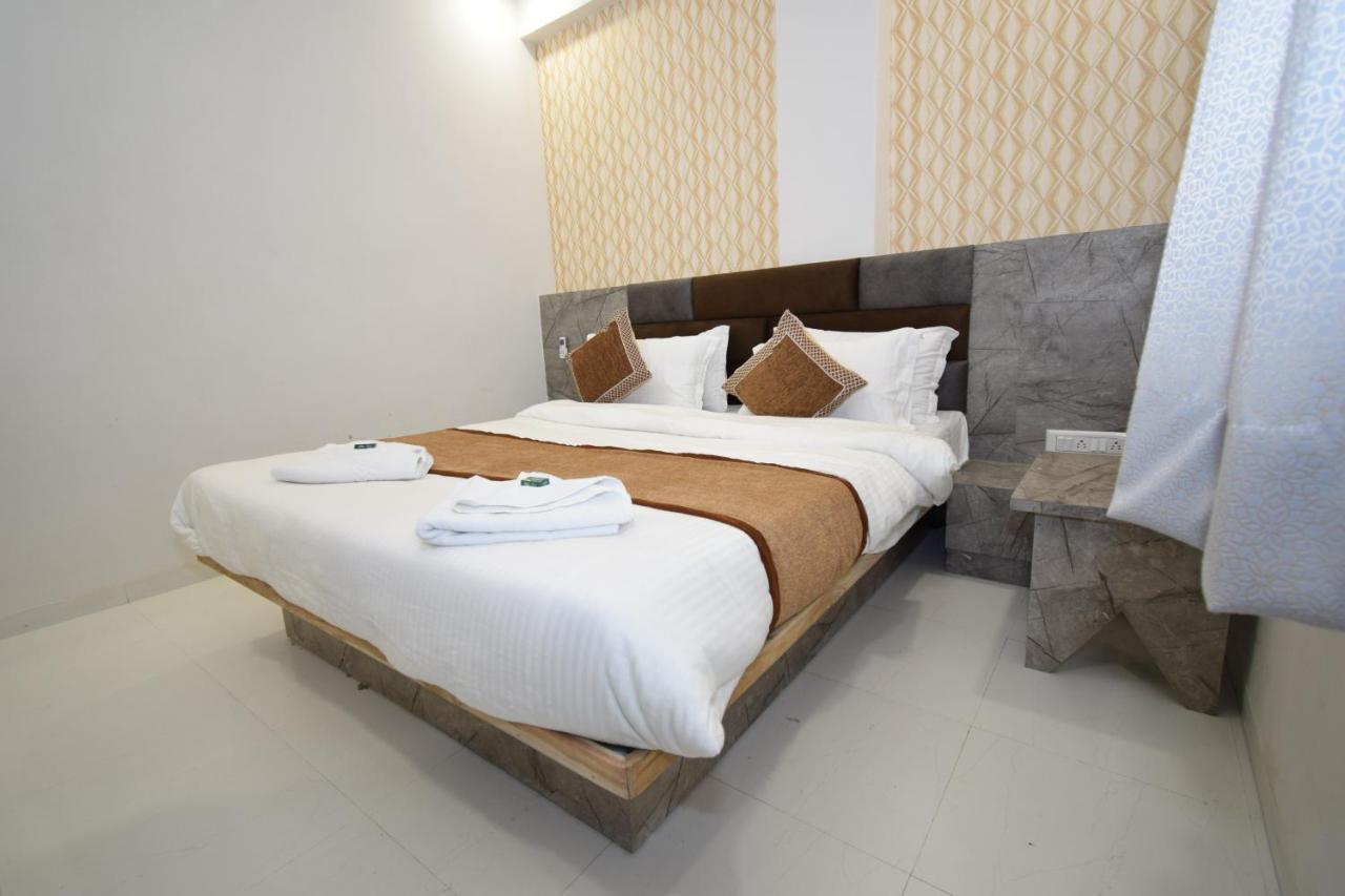 Hotel A1 Vastrapur Ahmedabad Exteriör bild